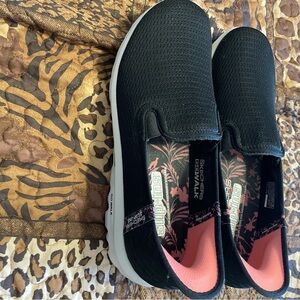 Skechers Women's Black and Pink Slip-On Sneakers